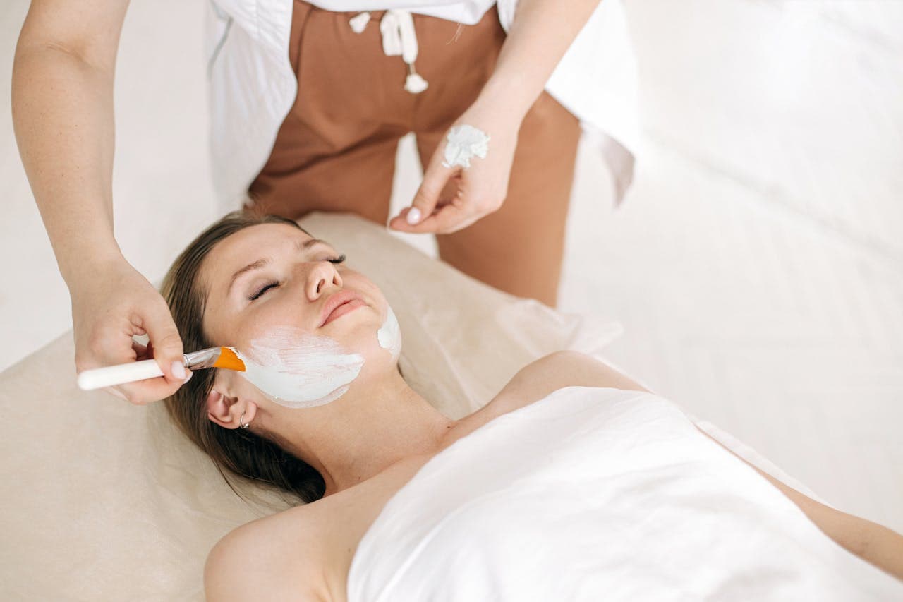 Sugaring vs. Waxing: Was ist schonender für die Haut?