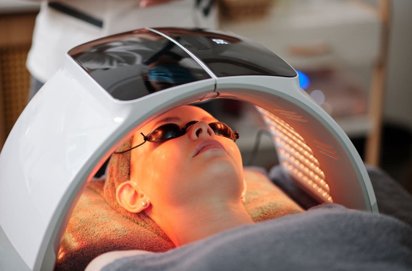 Hautprobleme? Wie die LED-Lichttherapie Abhilfe schaffen kann