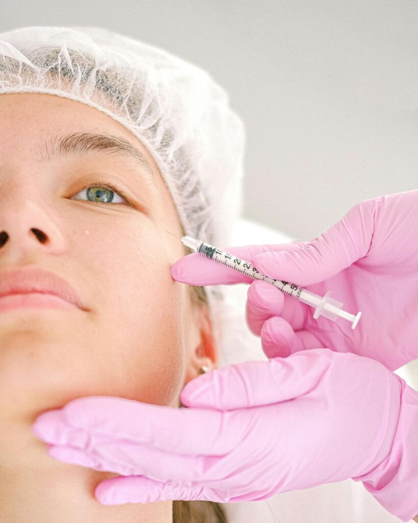 Botox-Injektion mit feiner Nadel bei einer Patientin