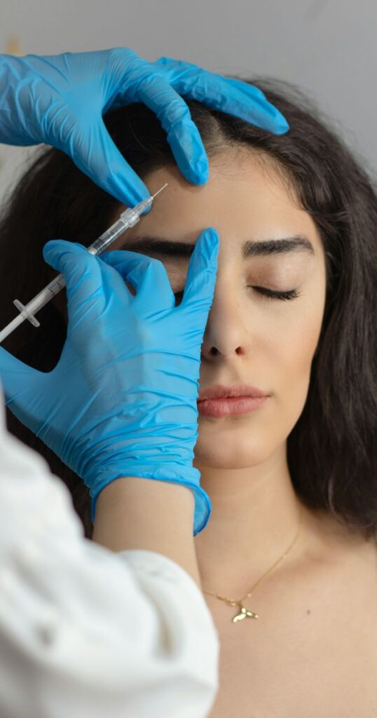 Full Face Botox Behandlung mit feiner Injektion in das Gesicht