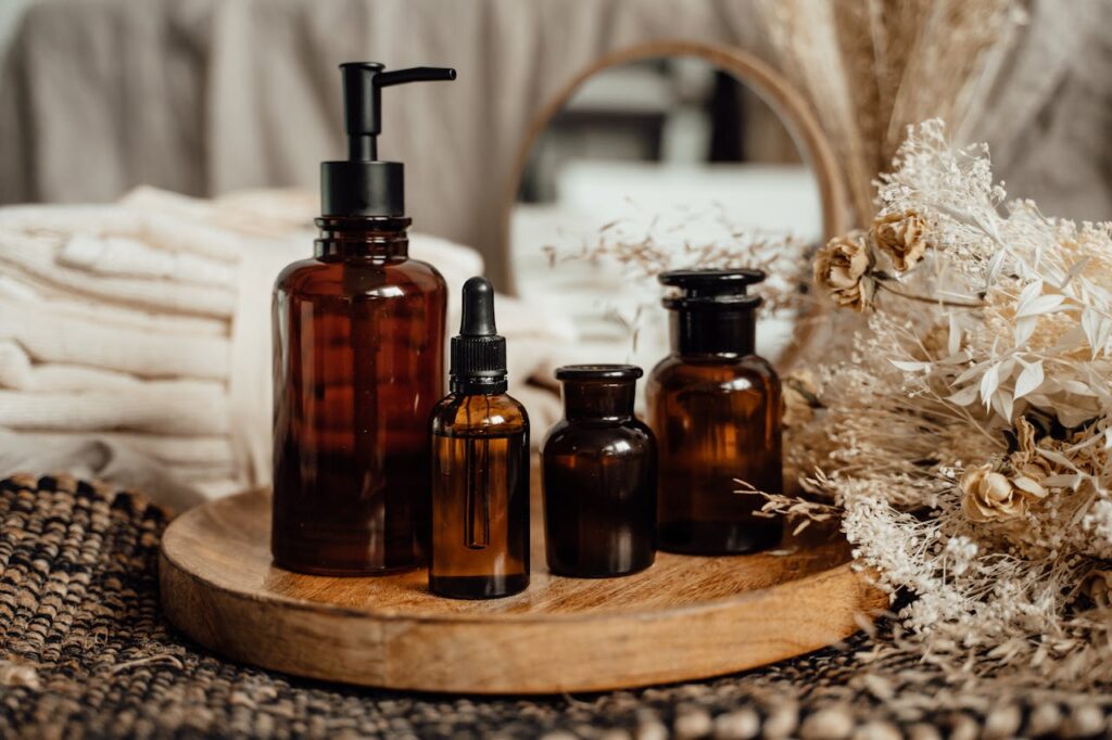 Braune Glasflaschen mit Peptid-Serum auf Holztablett