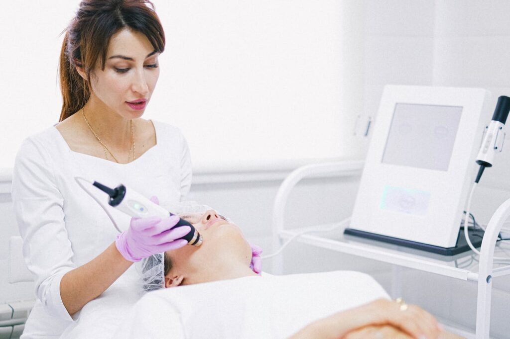 Professionelle Hydrafacial-Behandlung in einem Kosmetikstudio in Essen
