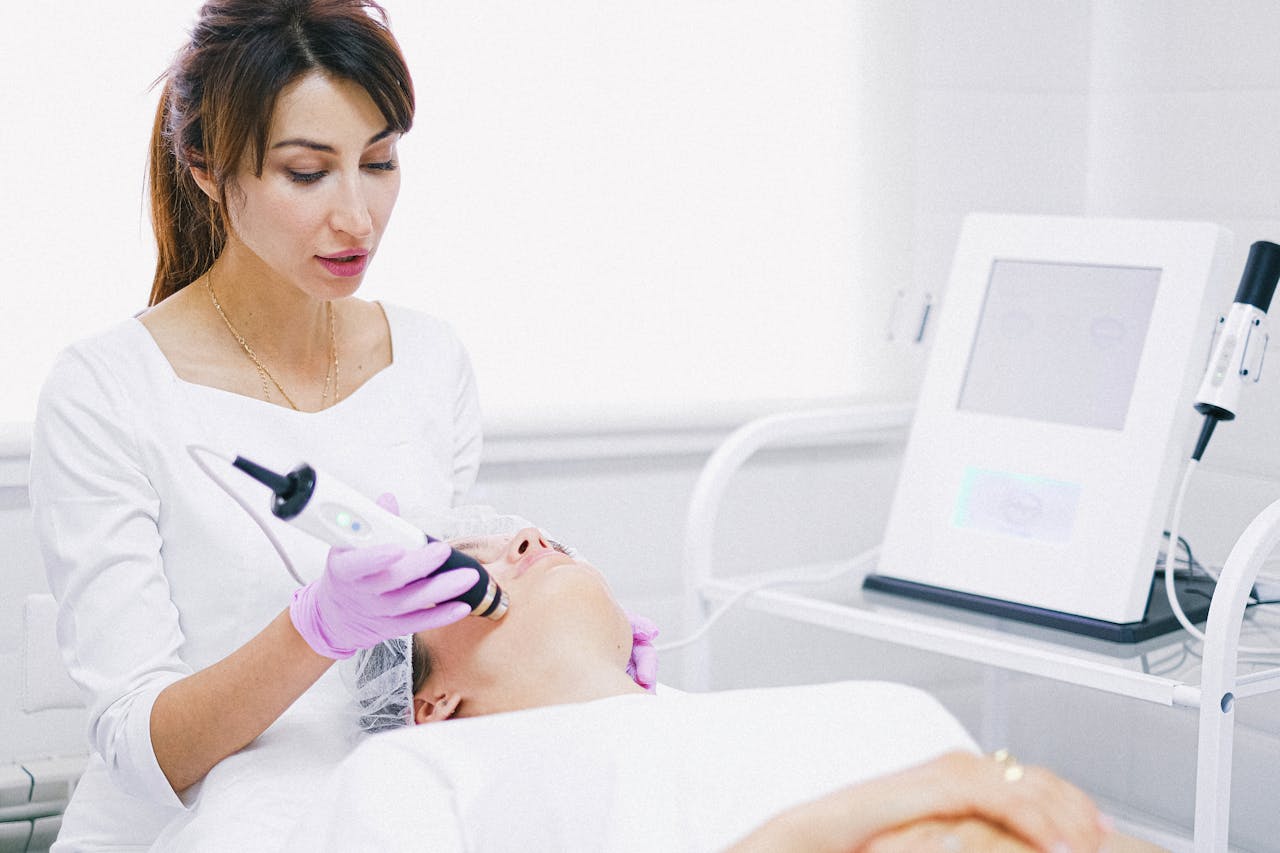 Professionelle Hydrafacial-Behandlung in einem Kosmetikstudio in Essen