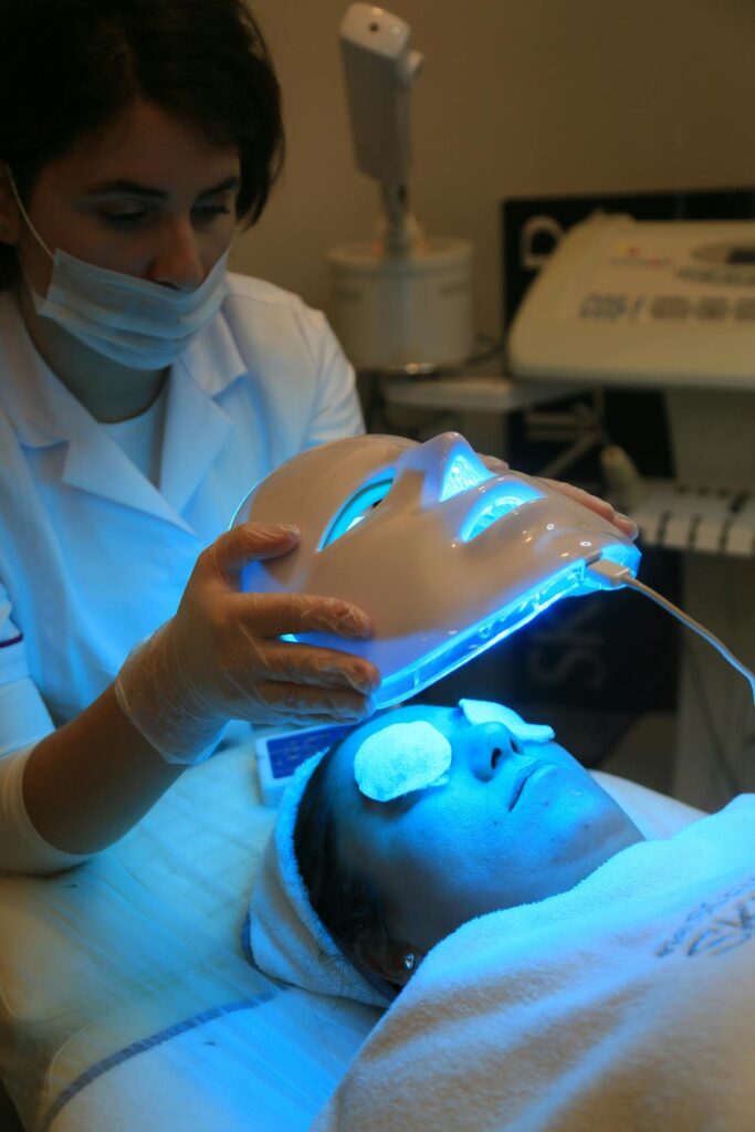 LED-Lichttherapie Gesicht mit LED-Maske in kosmetischer Behandlung