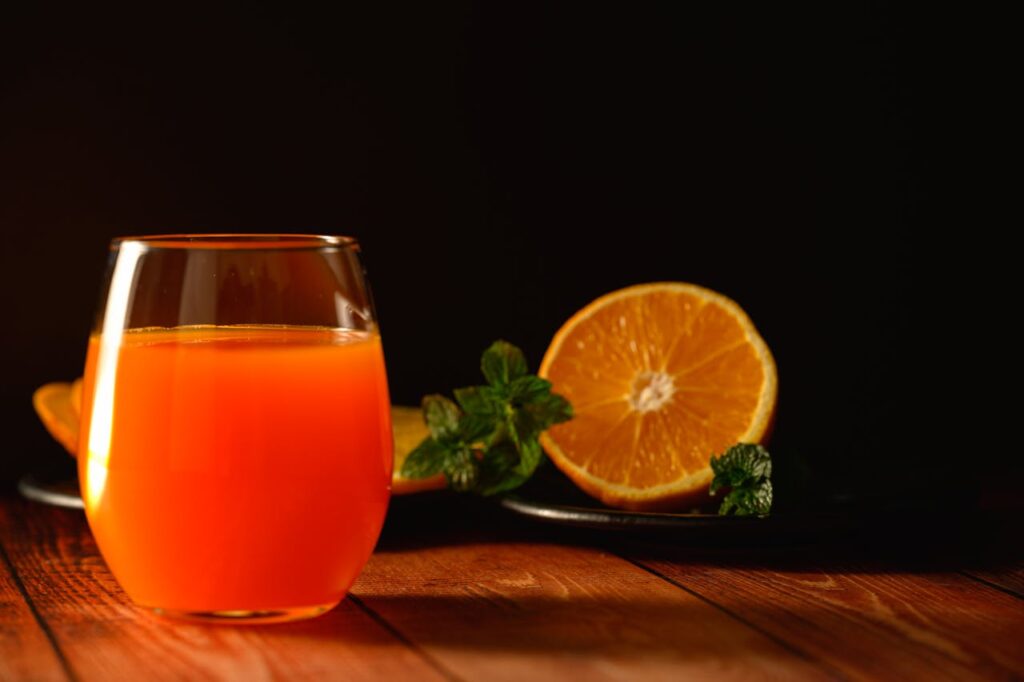 Frisches Glas Orangensaft – Symbol für die Energie und Vitalität nach einer Vitamin-C-Infusion.